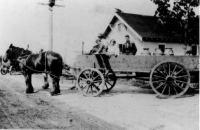 An image showing the machine gun mounted to the roof of the municipal hall c. 1929