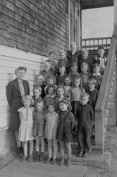 Edith McDermott with grade one class at No.1 school