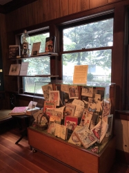 Photo of the bookcase in the parlour before.